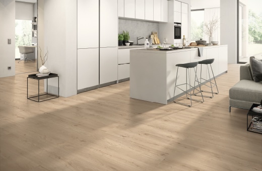 Küche mit hellen Fronten und Holzoptikboden